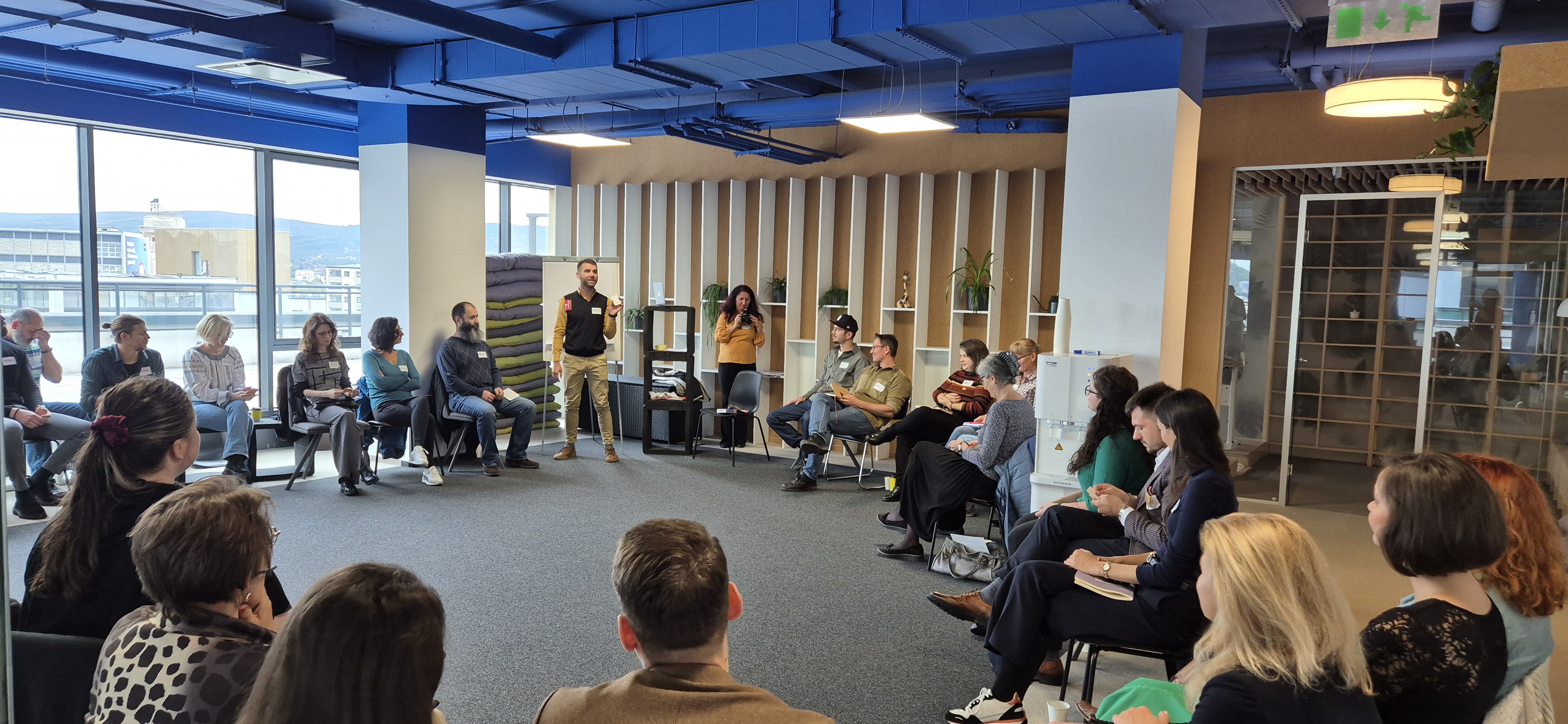Andrei Didenco facilitând o sesiune de training într-un spațiu modern
