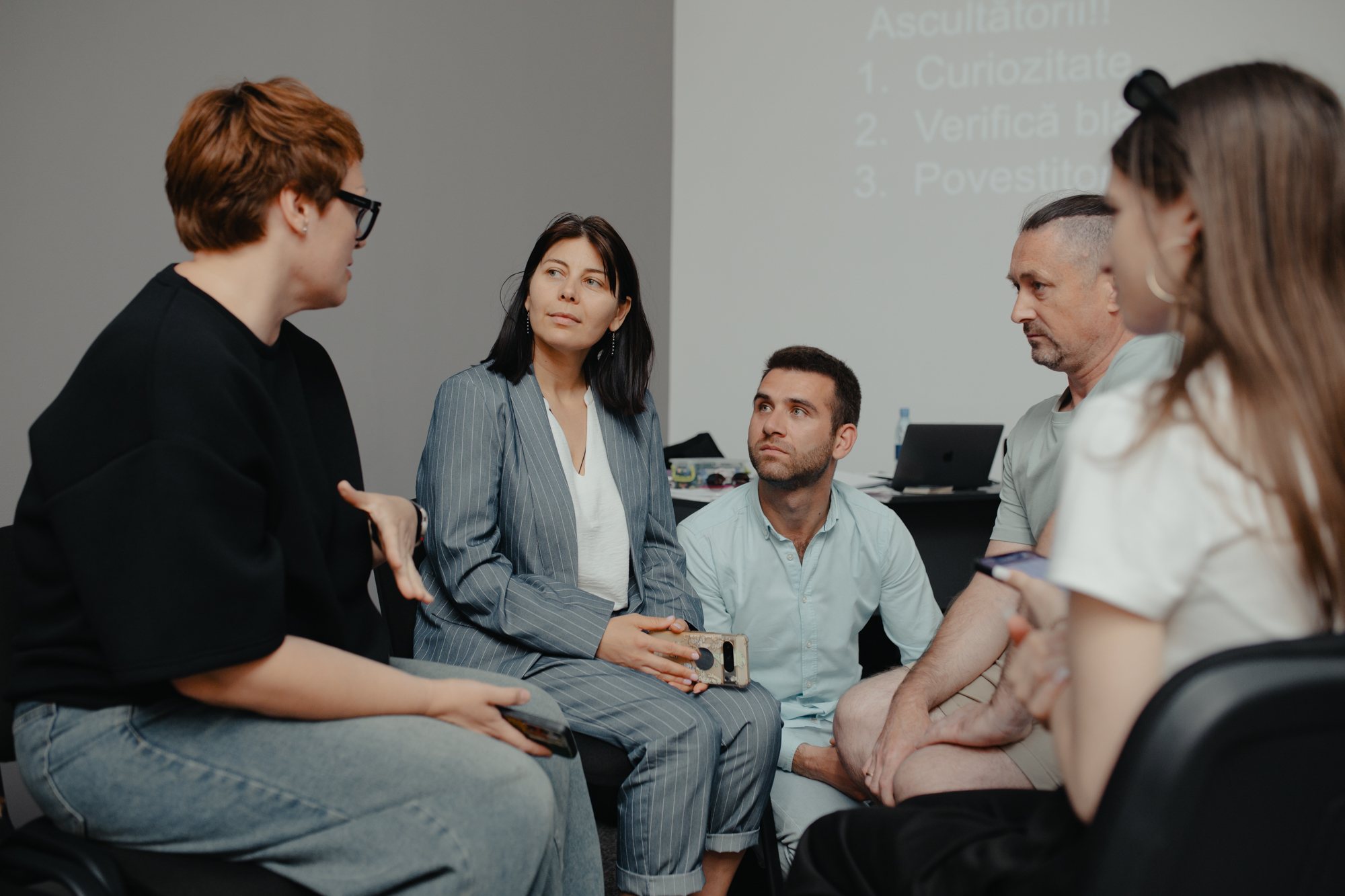 Andrei Didenco facilitând o întâlnire de grup bazată pe dialog și ascultare