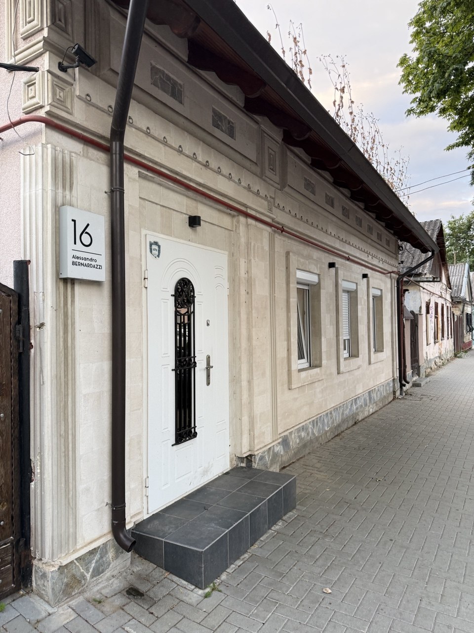 Intrarea în spațiul de pe strada Alexandru Bernardazzi 16